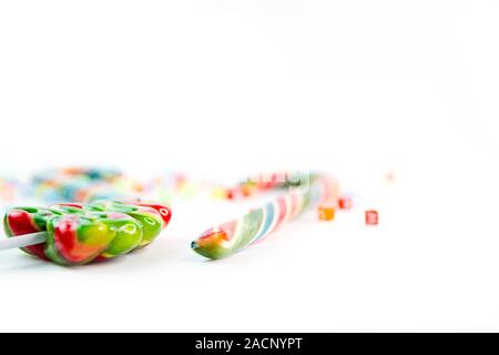 Bunte festliche Lollipop auf weißem Hintergrund. Stockfoto