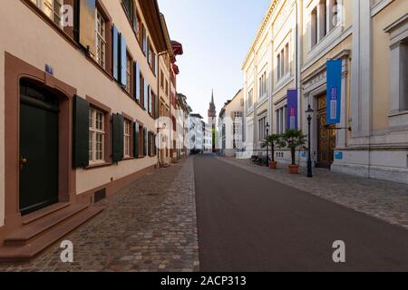 Schweiz, Basel, Augustinergasse, 3. August 2019. Blick auf eine Straße mit mittelalterlichen Gebäude in der Altstadt von Basel. Stockfoto