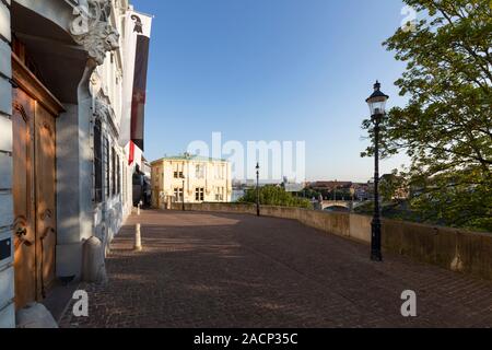 Schweiz, Basel, Rheinsprung, 3. August 2019. Ansicht in einer engen Straße auf das Gebäude der Alten Universität mit der barocken blaue Haus der Saras Stockfoto