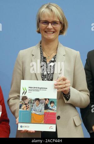 Berlin, Deutschland. 03 Dez, 2019. Anja Karliczek (CDU), Bundesministerin für Bildung, präsentiert die Ergebnisse der aktuellen OECD-PISA-Studie der Bundespressekonferenz. Quelle: Wolfgang Kumm/dpa/Alamy leben Nachrichten Stockfoto