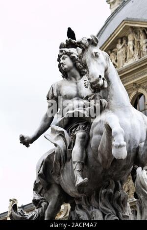 Schöne Statuen befindet sich das Museum des Louvre in Paris, Frankreich Stockfoto