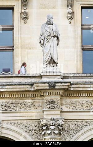 Schöne Statuen befindet sich das Museum des Louvre in Paris, Frankreich Stockfoto