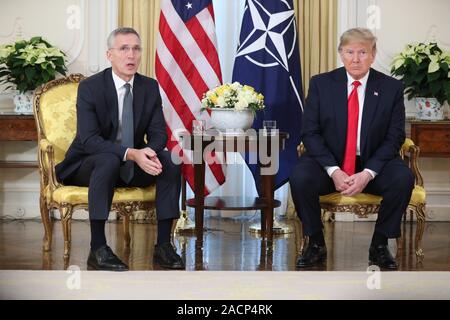 US-Präsident Donald Trump (rechts) ein Frühstück Treffen mit NATO-Generalsekretär Jens Stoltenberg bei Winfield Haus hält, die Residenz des Botschafters der Vereinigten Staaten von Amerika, Großbritannien, im Regent's Park, London, als Staats- und Regierungschefs der NATO-Mitglieder sammeln bis 70 Jahre der Allianz.. Stockfoto