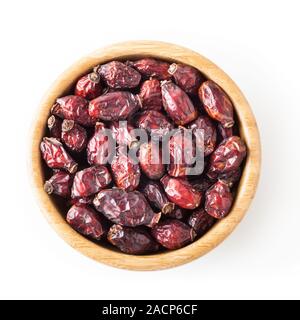 Wild Rose getrocknete Beeren in Houten auf weißem Hintergrund mit Freistellungspfad isoliert Stockfoto