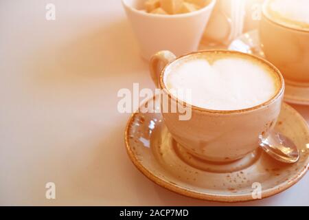 Zwei Tassen Cappuccino auf dem Tisch Stockfoto