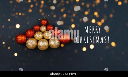 Aufschrift Frohe Weihnachten an einem schönen festlichen Hintergrund mit Schnee und Leuchten Stockfoto