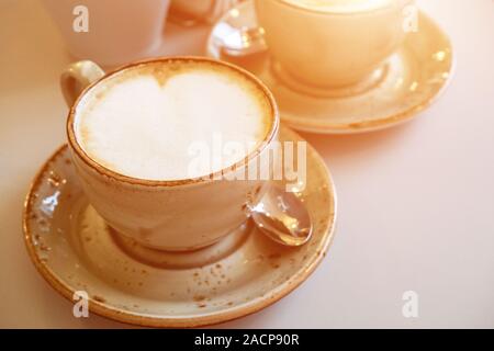 Zwei Tassen Cappuccino auf dem Tisch Stockfoto