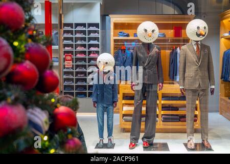 Moskau. Russland. Dezember 2, 2019. Puppen in einem Schaufenster. Weihnachten window dressing. Stockfoto