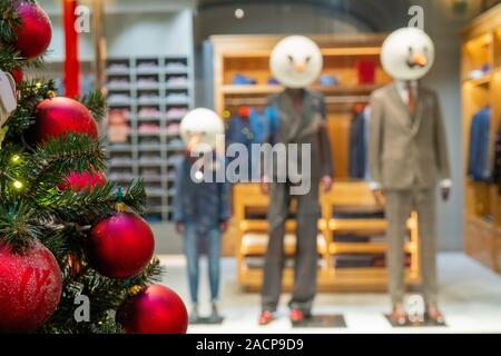 Moskau. Russland. Dezember 2, 2019. Puppen in einem Schaufenster. Weihnachten window dressing. Stockfoto