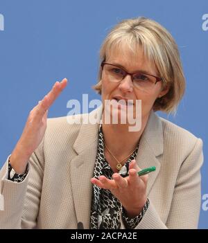 Berlin, Deutschland. 03 Dez, 2019. Anja Karliczek (CDU), Bundesministerin für Bildung, präsentiert die Ergebnisse der aktuellen OECD-PISA-Studie der Bundespressekonferenz. Quelle: Wolfgang Kumm/dpa/Alamy leben Nachrichten Stockfoto