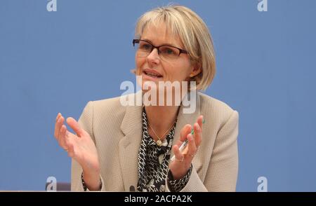 Berlin, Deutschland. 03 Dez, 2019. Anja Karliczek (CDU), Bundesministerin für Bildung, präsentiert die Ergebnisse der aktuellen OECD-PISA-Studie der Bundespressekonferenz. Quelle: Wolfgang Kumm/dpa/Alamy leben Nachrichten Stockfoto