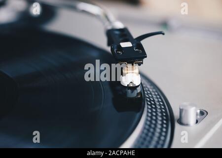 Hip Hop DJ-Plattenspieler records Player. Klassische analoge Plattenspieler Vinyl Disc spielen mit Musik. Professionelle Audiogeräte für Disc Jockey. Stockfoto