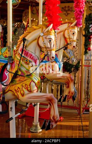 Doppel Karussell Schausteller Fahrt und Details der Pferde. Edinburgh Weihnachtsmarkt und Fair. Schottland Stockfoto