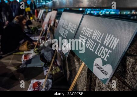 London, Großbritannien. 02 Dez, 2019. Freunde und Familie zu beklagen - Tribute sind auf die London Bridge nach dem Angriff auf Freitag gelegt. Credit: Guy Bell/Alamy leben Nachrichten Stockfoto