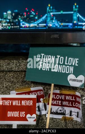 London, Großbritannien. 02 Dez, 2019. Freunde und Familie zu beklagen - Tribute sind auf die London Bridge nach dem Angriff auf Freitag gelegt. Credit: Guy Bell/Alamy leben Nachrichten Stockfoto