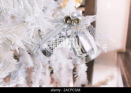 Weihnachtsbaum mit Glocke und Gold Hintergrund. Stockfoto