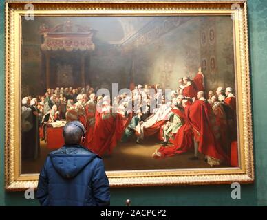 Ein Besucher Studien der Tod des Grafen von Chatham von John Singleton Copley in der National Portrait Gallery, London, UK Stockfoto