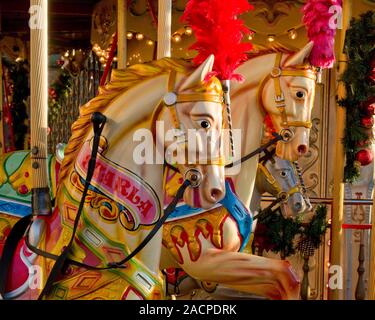 Doppel Karussell Schausteller Fahrt und Details der Pferde. Edinburgh Weihnachtsmarkt und Fair. Schottland Stockfoto