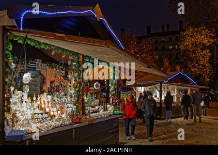 LYON, Frankreich, 2. Dezember 2019: Die wesentlichen Carnot Platz Weihnachtsmarkt wieder einmal durch zahlreiche Aussteller: Handwerker und Produk animierte Stockfoto