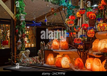 LYON, Frankreich, 2. Dezember 2019: Die wesentlichen Carnot Platz Weihnachtsmarkt wieder einmal durch zahlreiche Aussteller: Handwerker und Produk animierte Stockfoto