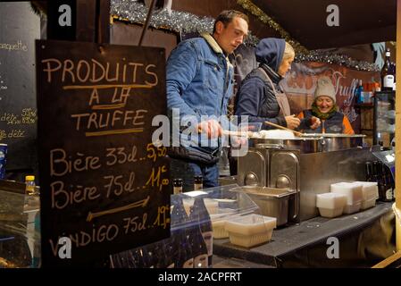 LYON, Frankreich, 2. Dezember 2019: Die wesentlichen Carnot Platz Weihnachtsmarkt wieder einmal durch zahlreiche Aussteller: Handwerker und Produk animierte Stockfoto