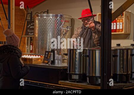 LYON, Frankreich, 2. Dezember 2019: Die wesentlichen Carnot Platz Weihnachtsmarkt wieder einmal durch zahlreiche Aussteller: Handwerker und Produk animierte Stockfoto