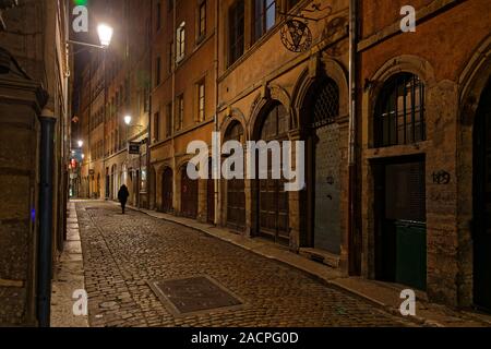 LYON, Frankreich, 2. Dezember 2019: Winter Nacht im alten Stadtteil Vieux-Lyon Straßen. Stockfoto