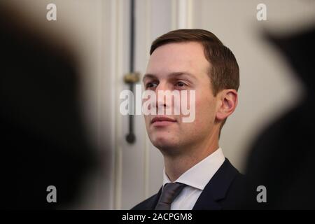 Jared Kushner hört als US-Präsident Donald Trump hält ein Frühstück Treffen mit NATO-Generalsekretär Jens Stoltenberg bei Winfield House, der Residenz des Botschafters der Vereinigten Staaten von Amerika, Großbritannien, im Regent's Park, London, als Staats- und Regierungschefs der NATO-Mitglieder sammeln bis 70 Jahre der Allianz. Stockfoto