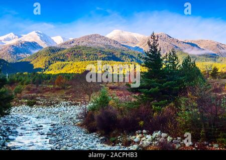 Bansko, Bulgarien Herbst Landschaft mit Fluss Glazne, bunte Bäume, Pirin-gebirge snow Peaks Stockfoto