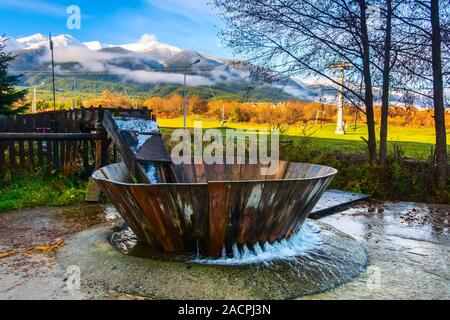 Bansko, Bulgarien, Bulgarische valevitsa. Alte traditionelle natürliche Waschmaschine Stockfoto