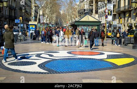 BARCELONA, SPANIEN - 23. FEBRUAR 2018: die Menschen auf den Pla del Os Mosaik in der bekannten La Rambla. Tausende von Menschen gehen täglich auf dem Mosaik, Stockfoto