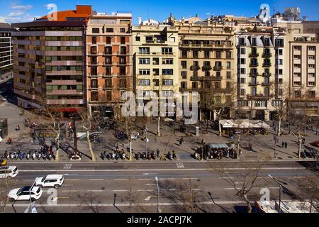 BARCELONA, Spanien - 3. MÄRZ 2018: Luftaufnahme von Passeig de Gracia Straße, einer der bekanntesten Straßen von Barcelona. Es ist ein Einkaufszentrum und ar Stockfoto