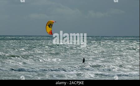 Para-Sailing vor der Küste in Worthing, West Sussex. Stockfoto