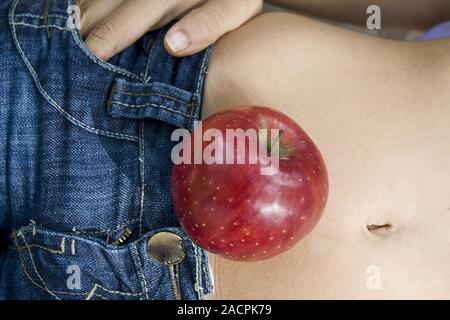 Red Apple auf dem Bauch Stockfoto