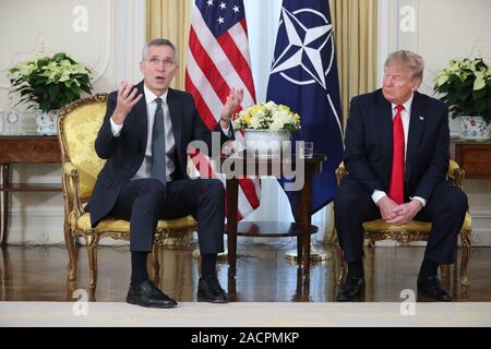 US-Präsident Donald Trump (rechts) bei einem Treffen mit NATO-Generalsekretär Jens Stoltenberg bei Winfield House, der Residenz des Botschafters der Vereinigten Staaten von Amerika, Großbritannien, im Regent's Park, London, als Staats- und Regierungschefs der NATO-Mitglieder sammeln bis 70 Jahre der Allianz. Stockfoto