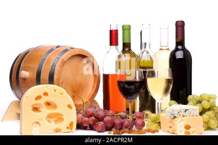 Fass, Käse, Flaschen und Gläser Wein und reifen Trauben auf Holz Stockfoto