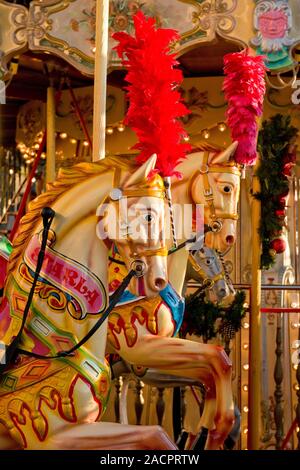 Doppel Karussell Schausteller Fahrt und Details der Pferde. Edinburgh Weihnachtsmarkt und Fair. Schottland Stockfoto