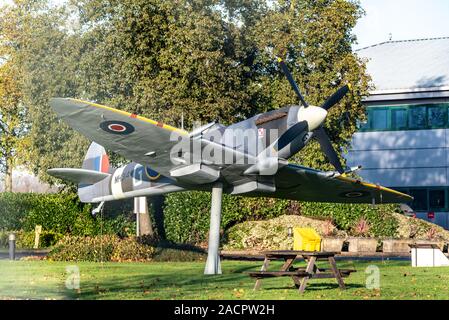 Spitfire Replik gate Guardian an RAF Northolt, Hillingdon, London, Großbritannien, von Aleksander Gabszewicz Spitfire F. IX ab September 1943 markierte MH 314 Stockfoto