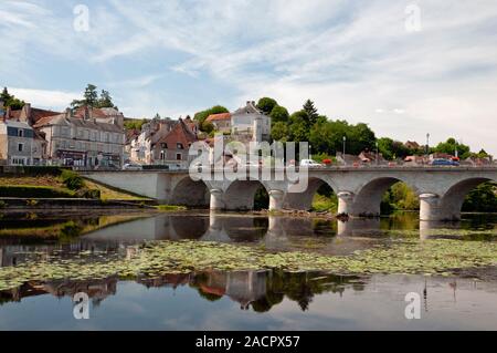 Brücke über den Fluss Creuse in Le Blanc Stadt, Indre (36), Center-Val de Loire Region, Frankreich Stockfoto