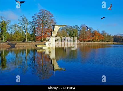 Stillgelegte Sprungbrett und wilde Vögel auf Coate Water Park in Swindon, Wiltshire, Großbritannien Stockfoto