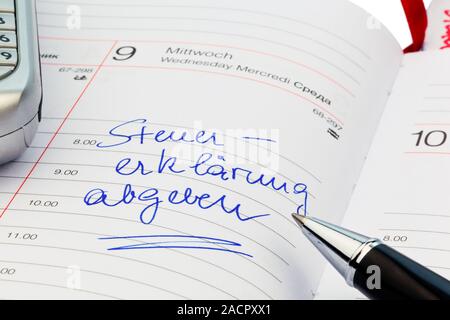 In Kalender Eintrag: Steuererklärung einreichen Stockfoto