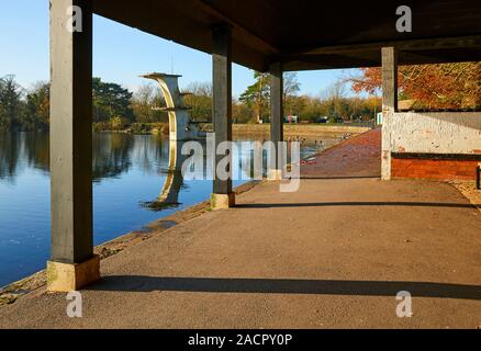 Stillgelegte Sprungbrett und wilde Vögel auf Coate Water Park in Swindon, Wiltshire, Großbritannien Stockfoto