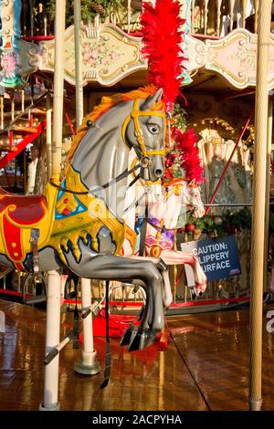 Doppel Karussell Schausteller Fahrt und Details der Pferde. Edinburgh Weihnachtsmarkt und Fair. Schottland Stockfoto