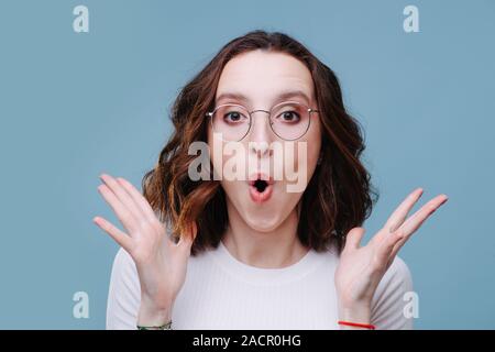 Emotionale portrait einer hübschen frau mit Brille Stockfoto