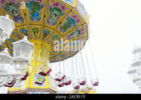 Funfair / Karusell im Nebel Stockfoto