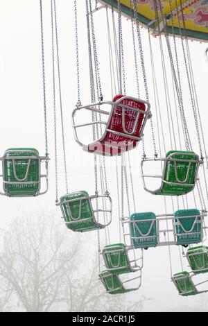 Funfair / Karusell im Nebel Stockfoto