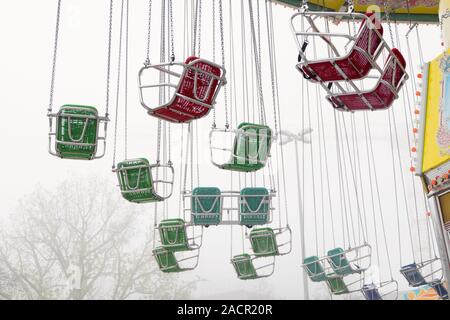 Funfair / Karusell im Nebel Stockfoto