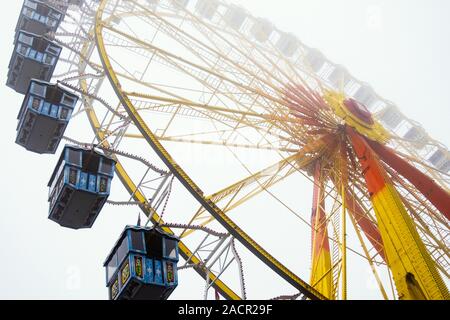 Funfair / Karusell im Nebel Stockfoto