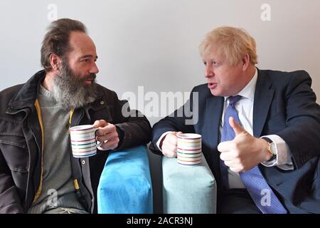 Premierminister Boris Johnson neben Krieg veteran James Gammer während eines Besuchs in einem Veteranen Zentrum in Salisbury, während auf dem allgemeinen Wahlkampagne Trail. Stockfoto