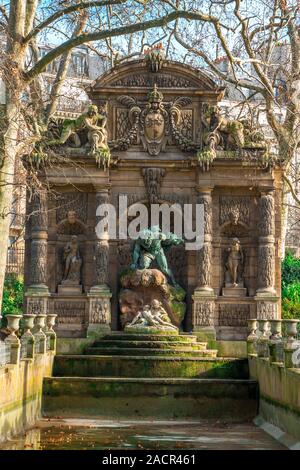 Paris Medici Brunnen (La Fontaine Medici, 1630) Eine monumentale Brunnen mit Skulpturen Polyphemus überraschend Acis und Galatea in Luxembourg. Stockfoto